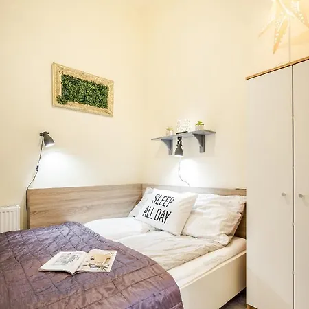 A9 Houseleek Astoria Apartament *