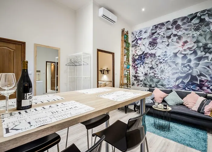 A9 Houseleek Astoria Apartament