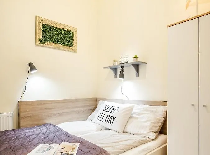 A9 Houseleek Astoria Apartament *