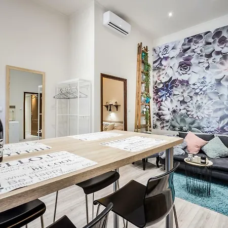 A9 Houseleek Astoria Apartman